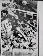 1975 NBA BASKETBALL PHOTO KAREEM ABDUL- JABBAR  LEW ALCINDOR ABA HOF NCAA LEGEND