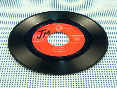 THE CASCADES - Shy Girl / The Last Leaf  - 1962 VG Canada Press 45
