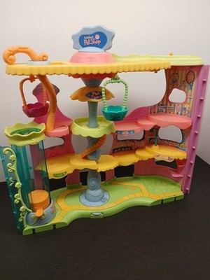 Littlest Pet Shop LPS Round and Round Town Playset