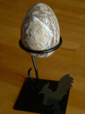 MARBLE ONYX EGG STONE EGG 7.2 X 5.0 CM + DECORATIVE HOLDER BLACK WROUGHT IRON WITH ROOSTER