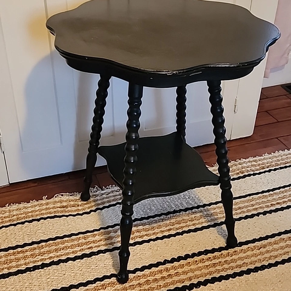 Antigua mesa de acento lateral con patas torneadas de roble - parte superior redonda de vieira pintada negra Foto 3 de 4