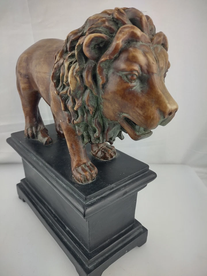 10" de Alto Resina Macho Rey León Sobre Pedestal Sujetalibros Escultura Oficina Hogar Foto 4 de 4