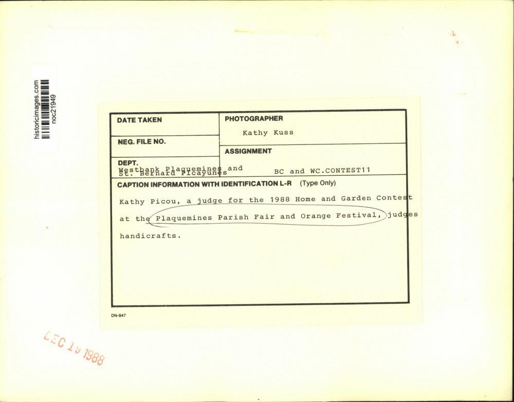 1988 Press Photo Kathy Picou judges handicrafts at Plaquemines Parish