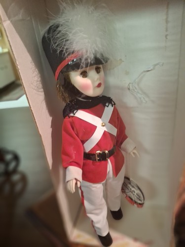 Effanbee "Parade Of the Wooden Soldiers" Female British SOLDIER DOLL, NIB, Tags - Picture 12 of 14