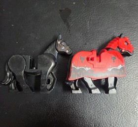 Lego- Lot Of 2- 1 Horse Armored Red Barding From Set 70402 Gatehouse Raid