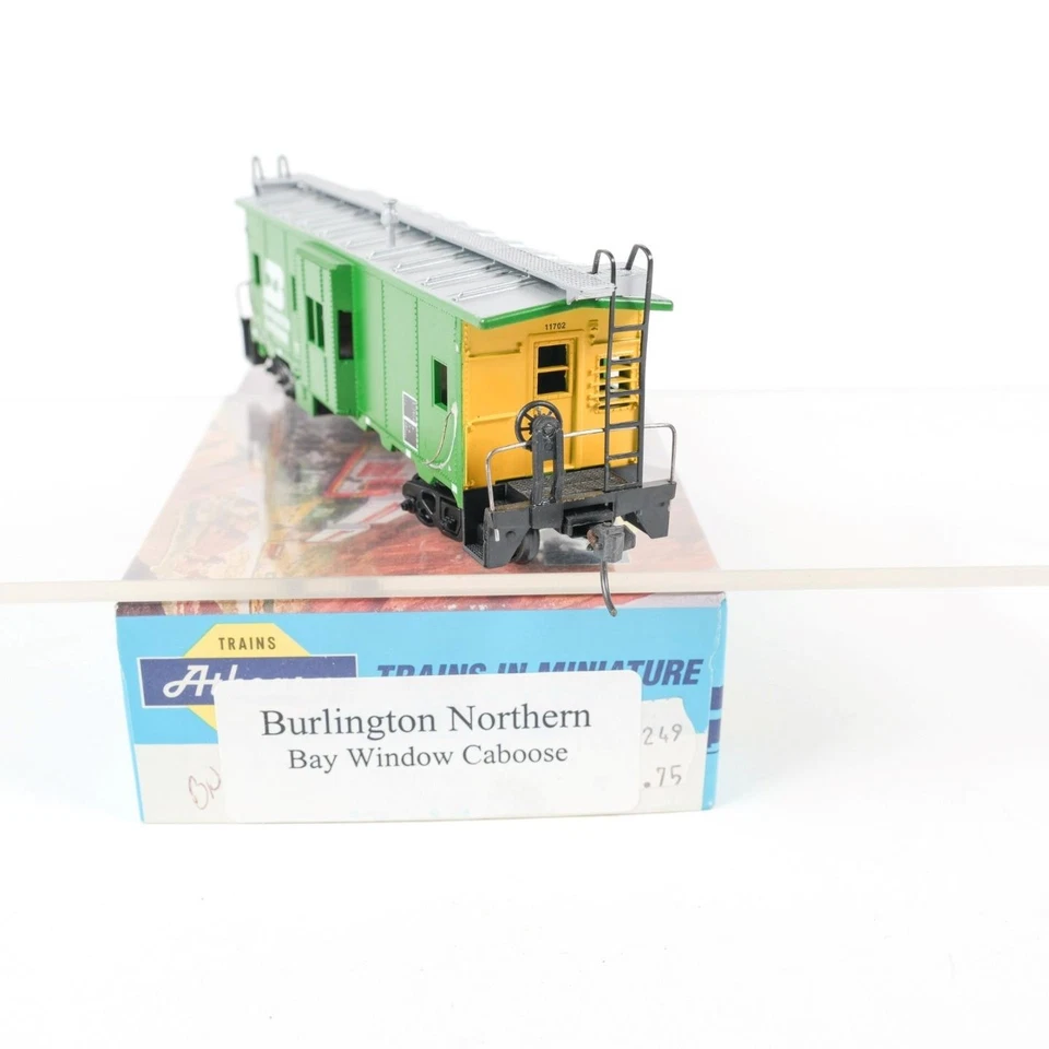 Athearn HO Scale Burlington Northern BN #11702 Bay Window Caboose Kit Built - Image 4 of 4