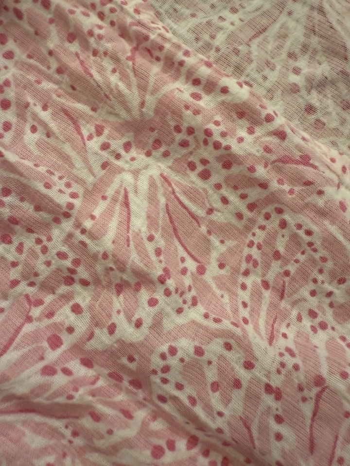 Lilly Pulitzer Cerámica Granero Bebé Envoltura Rosa Flores Hojas Mariposa Muselina 47" Foto 3 de 4