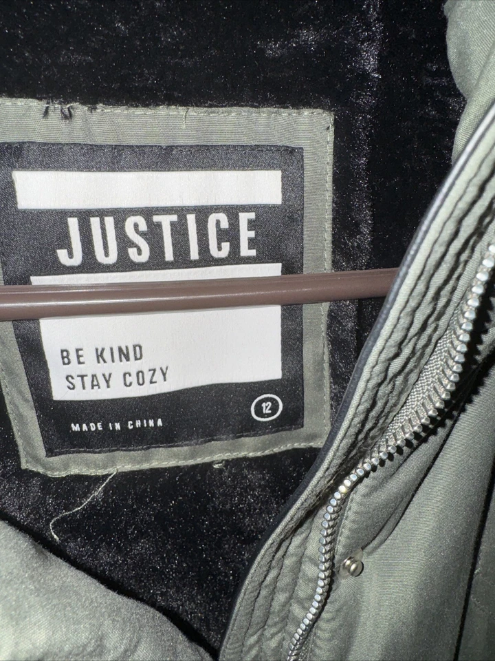 Abrigo parka forrado de piel Justice para niñas talla 12 verde oliva Foto 2 de 4