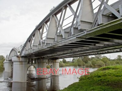 FOTO EISENBAHNVIADUKT ÜBER DEM FLUSS VERDIENEN SIE DAS EISENBAHNVIADUKT ÜBER DEM FLUSS EA
