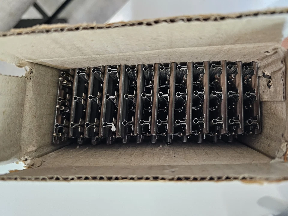 New Box K Line K-0204 O27 Tubular Half Curve Track - 20 Pieces, Brown Ties - Image 3 of 3