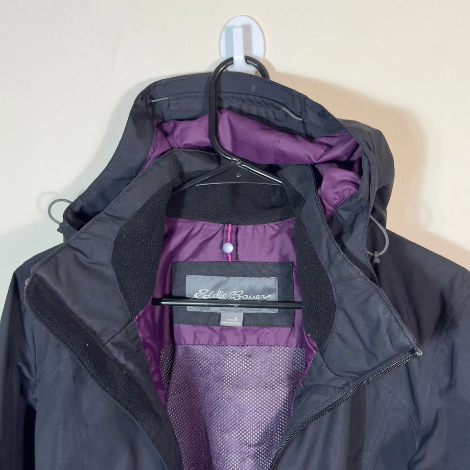 Chaqueta de lluvia Eddie Bauer Weatheredge pequeña negra púrpura con capucha para mujer Foto 2 de 4