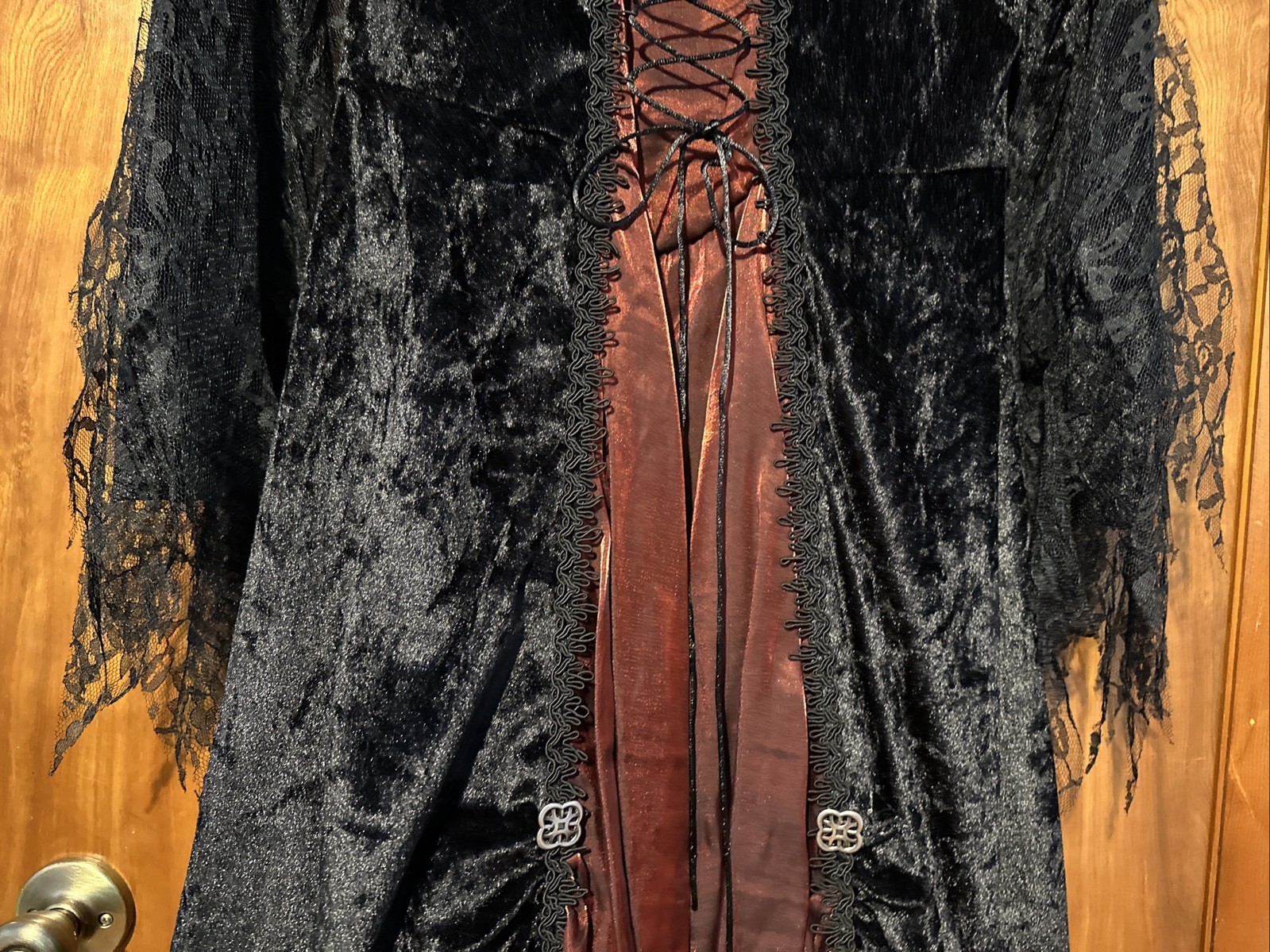 Gothic Vampiress Halloween Costume Women’s Large -In character