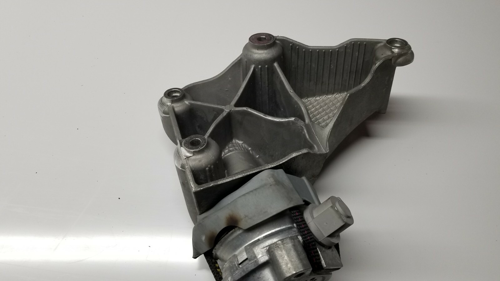 LAMBORGHINI AVENTADOR PASSENGER RIGHT SIDE ENGINE MOUNTING BRACKET OE 470199308D