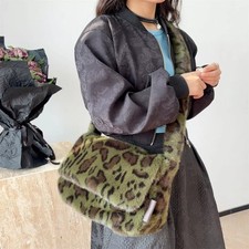 Borsa A Spalla Maculata Effetto Pelliccia Verde Oliva Militare CF67839