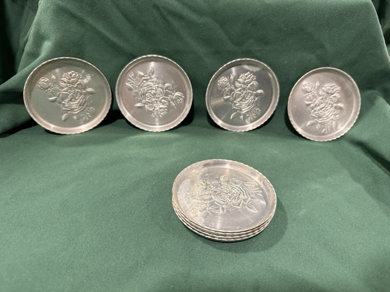 8pc Round Aluminum Coaster Set, Stackable Vintage/Retro Style Roses