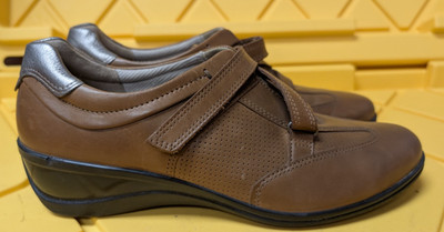 ECCO Women 41 Brown Leather strap sneaker Comfort Shoe 10.5ish