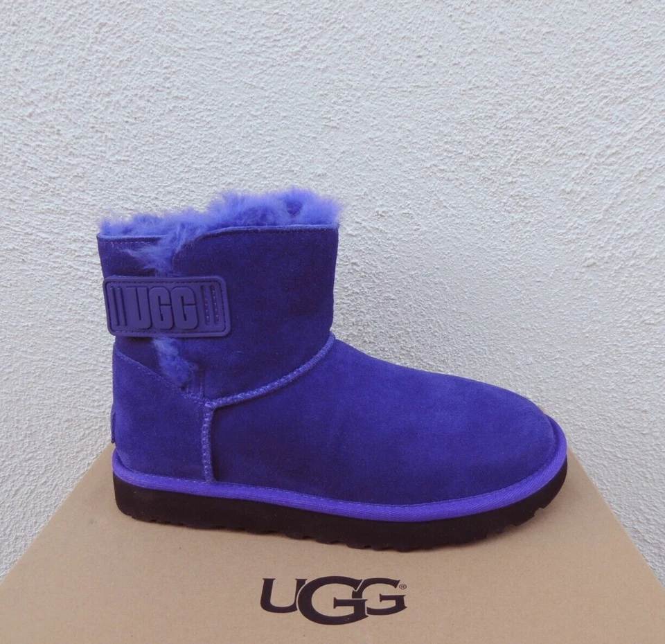 BOTAS UGG VIOLETA NOCHE MINI BAILEY LOGO CORREA GAMUZA/LANA, US 7/ EUR 38 ~NUEVAS Foto 2 de 4