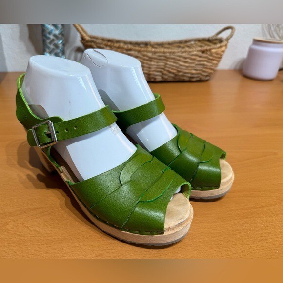 Sandalias retro de cuero verde y tostado Y2k con diseño de correa ancha
