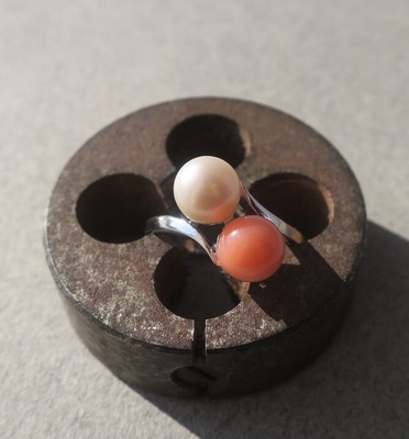 Bague "Toi Et Moi" En Or Blanc Massif 18 Carats (3.7g) Avec Perle De Culture Et Corail - Taille 53, Occasion Excellent état