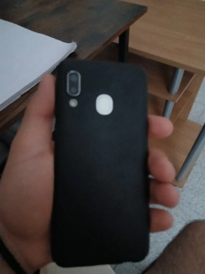 Samsung Galaxy A20e · 32GB, foto 2 di 3