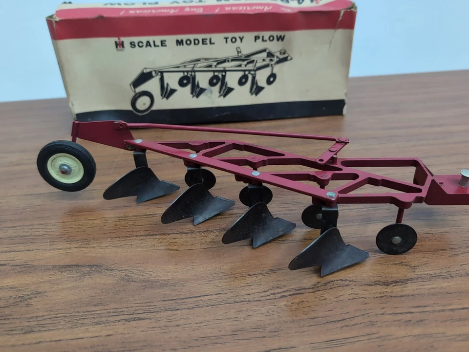 Arado semi-montado con caja Ertl Farm Toy International 4 inferiores 1/16 Foto 3 de 4
