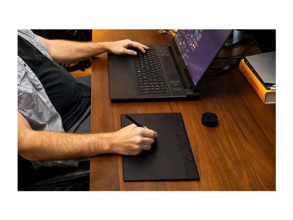 Wacom Intuos Pro Intuos Pro Medium 10.4 in x 5.8 in Active Area USB + Bluetooth - Image 3 of 4