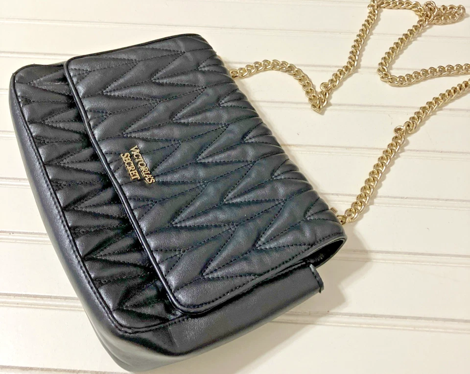 Bolso de hombro Victoria’s Secret Chevron Quilt Bond negro con cadena en tono dorado Foto 3 de 4