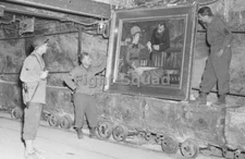 WW2 Picture Photo US soldiers with a recovered paint art stolen by Germans  4374