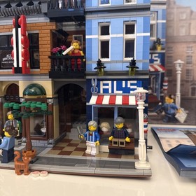 LEGO Creator Expert 10246 Detective's Office with instructions and box, RARE