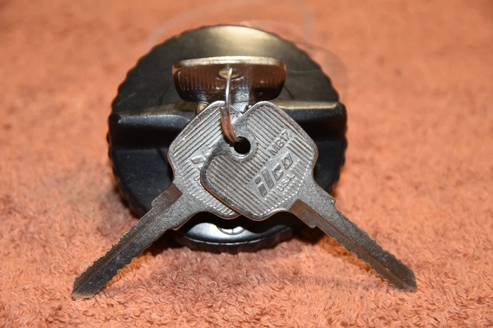 MERCEDES-BENZ OEM!LOCKING GAS CAP 3 KEYS! W107,108,111,114,115,116,123,201 SALE! Foto 2 de 4