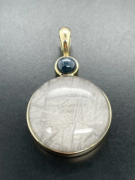 ANHÄNGER AUS 375/-GG MIT METEORIT/BK_DUBL. BEH. & STERNSAPHIR BEH. SCHMUCKJAGD - Bild 4 von 4