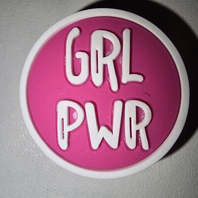 Lila ''GRL PWR / Girl Power'' Charms für Crocs, Bubble Slides, Hausschuhe & Clogs