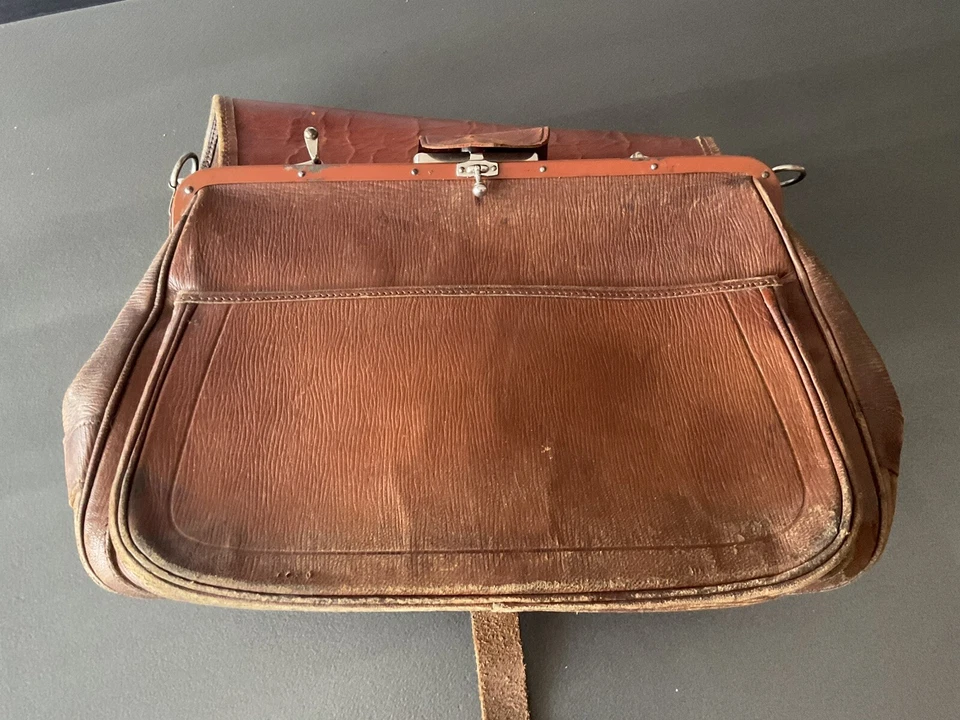 ancienne sacoche cuir - Photo 2/4