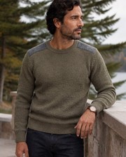 Banana Republic Men Sweater in great condition. Small 