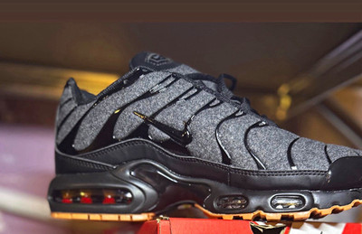 Nike Air Max Plus Herren Sneaker EU 41 Schwarz/Grau Low Top Schnürung gepolstert