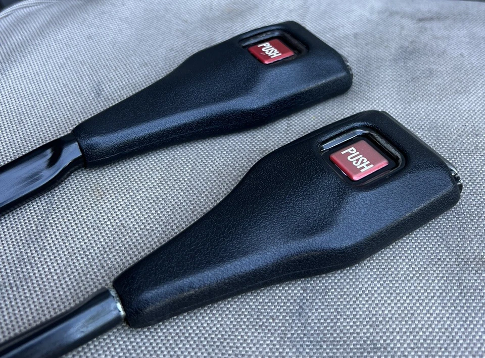 RARO MAZDA GIRATORIO 1975-81 COSMO RX5-121 CUPÉ ¡TALLOS DE CINTURÓN DE SEGURIDAD DELANTERO GENUINO! EC Foto 4 de 4