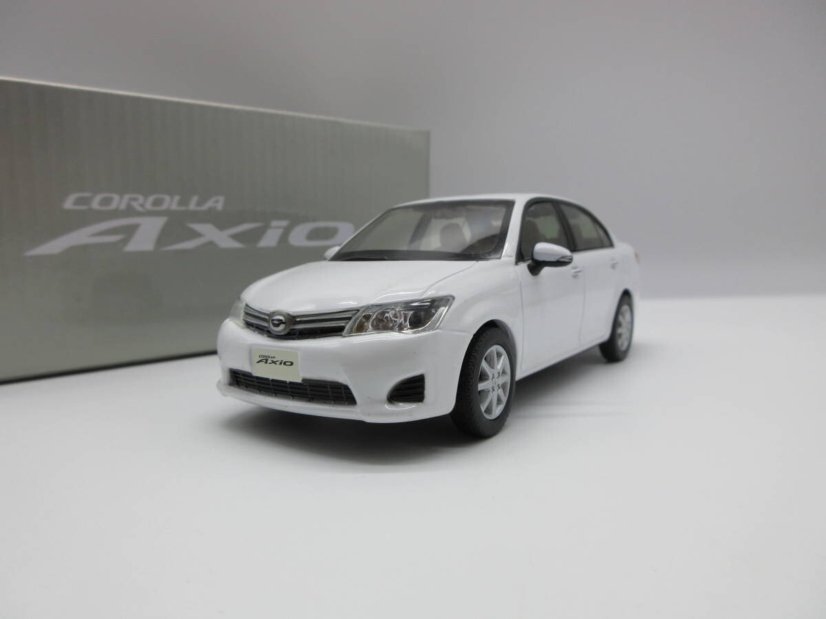 COROLLA AXIO Luxel 大きいカラーサンプルミニカー 1:30 Toyota Corolla Axio hybrid Axio color sample minicar