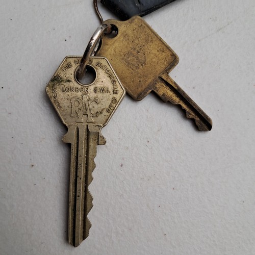 Vintage Morris 1100 Keyfob with RAC key, unknown key & part from a Riley Keyfob - Picture 5 of 8