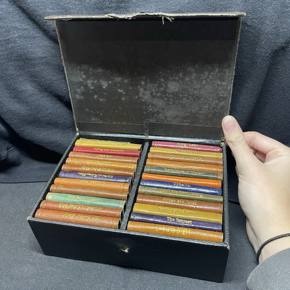 SHAKESPEARE MINI BOOKS - “Shakespeare’s Works” in beautiful miniature leather vo Foto 2 de 4