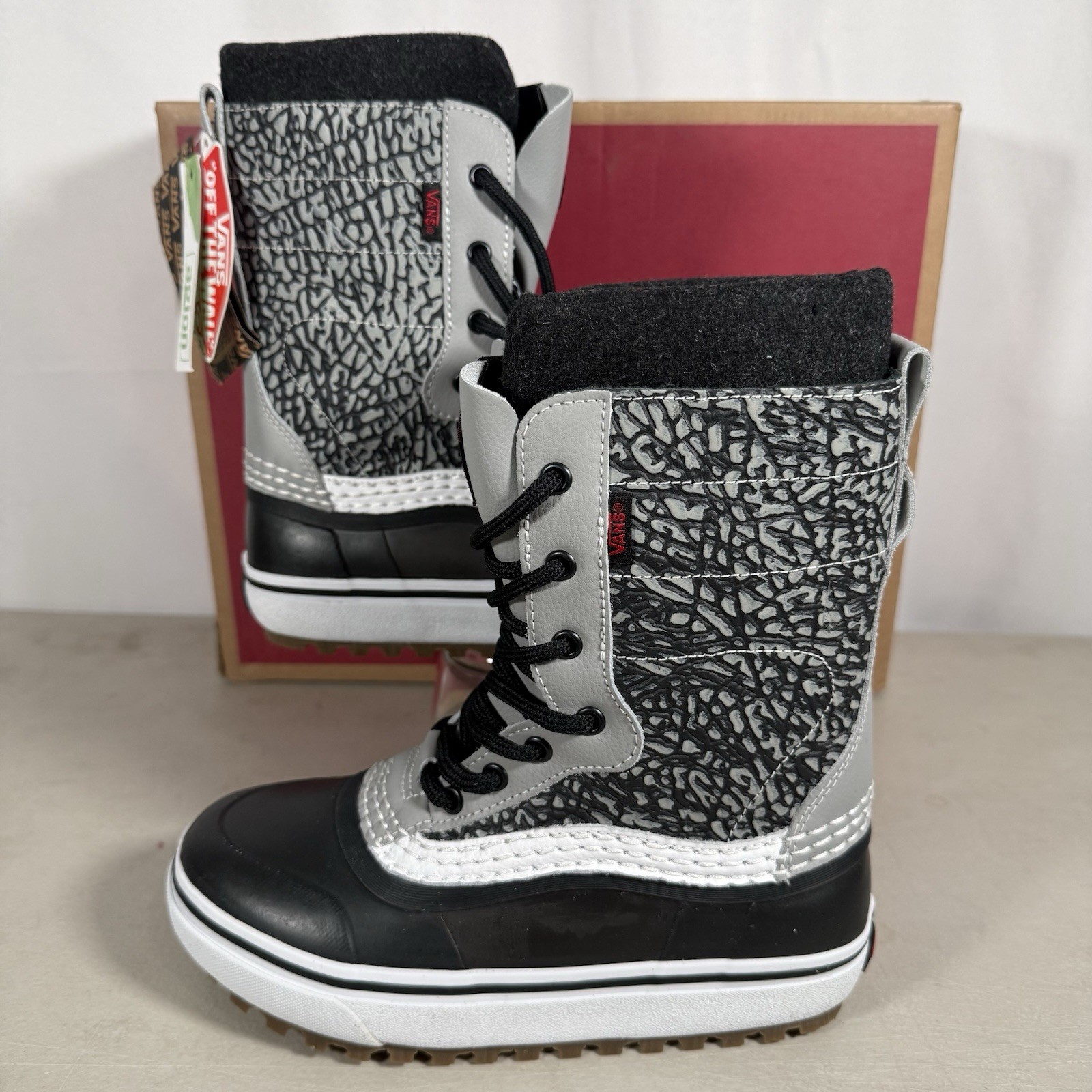 NWT Vans Standard Snow MTE Gray/ Black Women’s Size 5.5 Winter Sports Boots