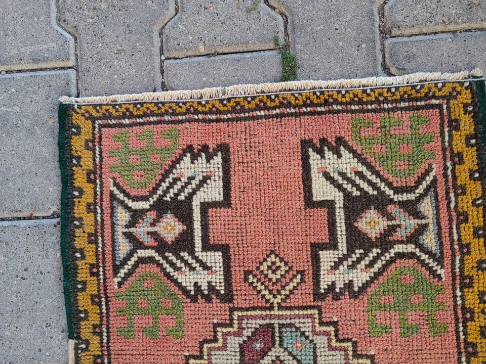 Alfombra turca vintage 3x1,8 pies | medallón melocotón, borde verde Foto 4 de 4
