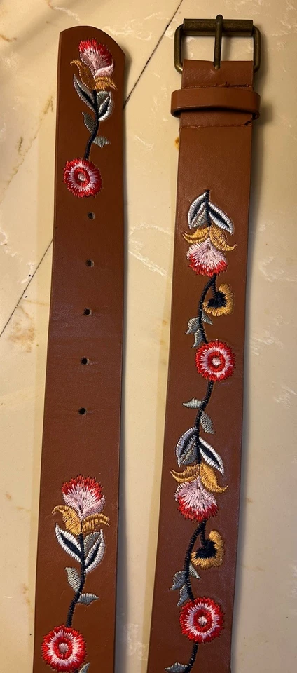 Cinto marrom com flores bordadas aplicadas couro sintético 39” longo serve 35”-37” - Imagem 3 de 4