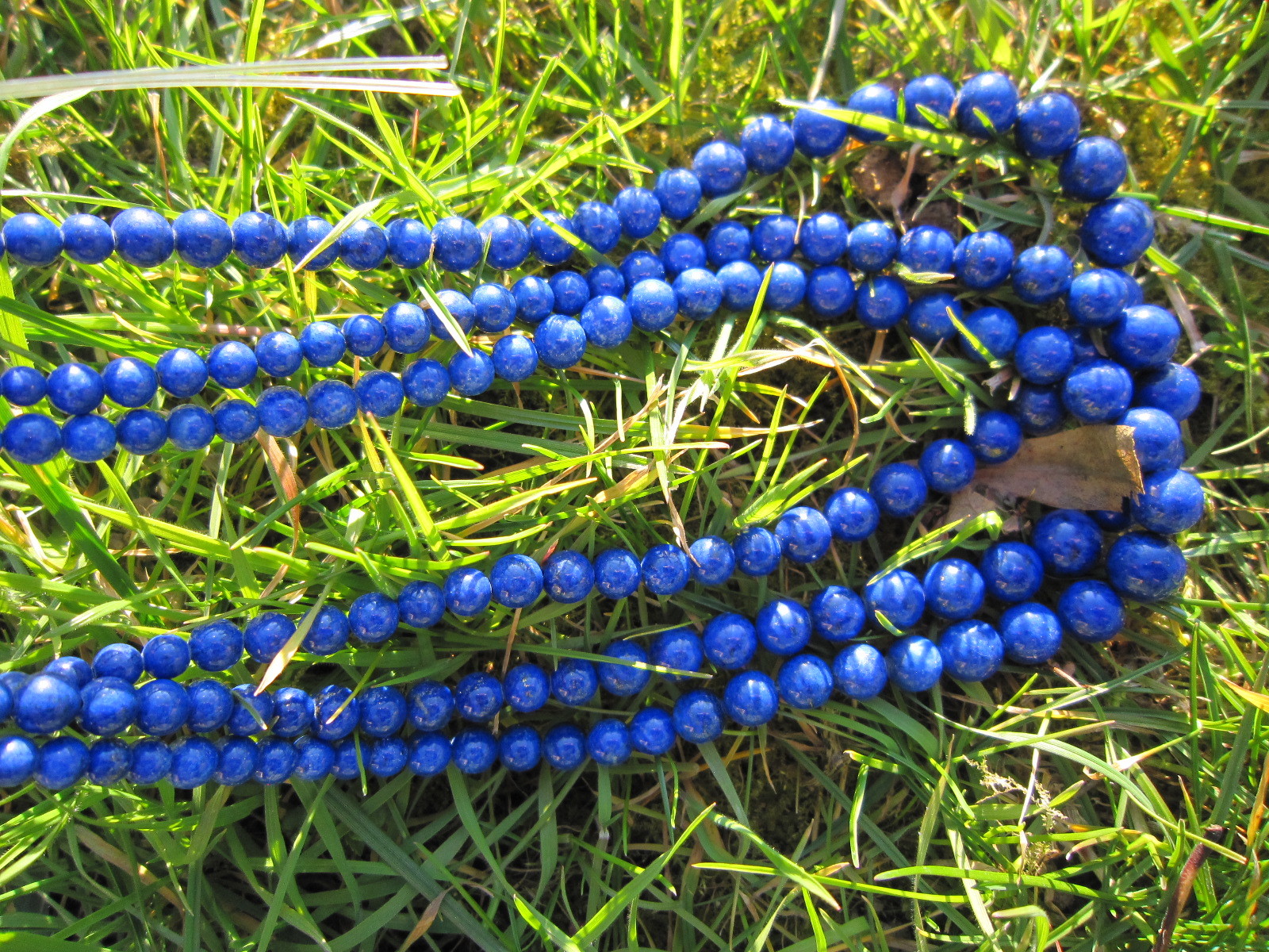 Enfilade perles lapis lazuli 44cm parfaites et calibrées pour éviter les bijoux fragiles