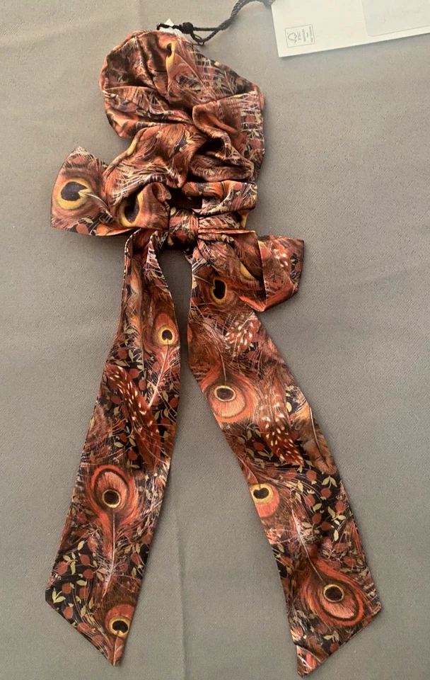 Scrunchie Liberty of London 100 % seda con lazo estampado de pavo real dorado nuevo con etiquetas Foto 2 de 4