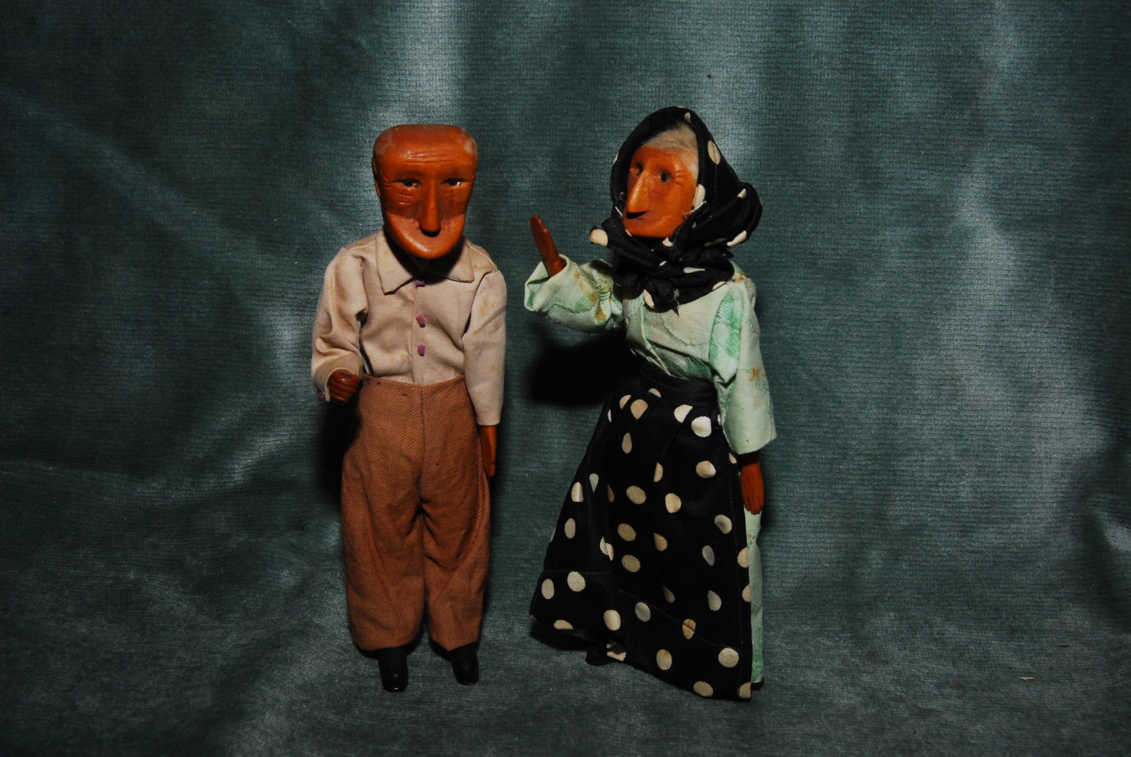 Vintage/Antique Folk Art Carved Wooden Elderly Couple Dolls 