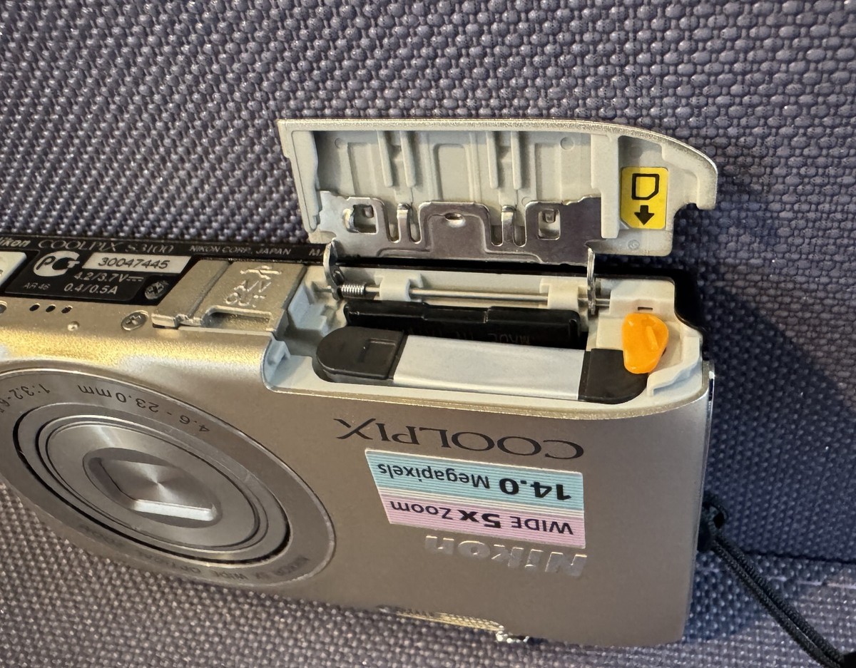 Nikon Coolpix S3100 14MP Silver Compact Digital Camera BUNDLE