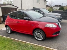 chrysler ypsilon black &red