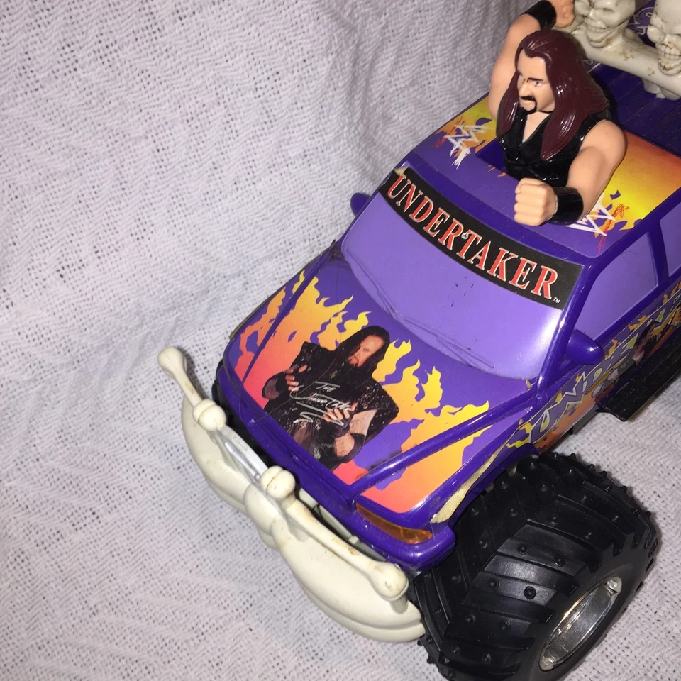 Vintage 1998 Titan Sports THE UNDERTAKER WWF Wrestling Monster WIRED RC Truck - Image 4 of 4