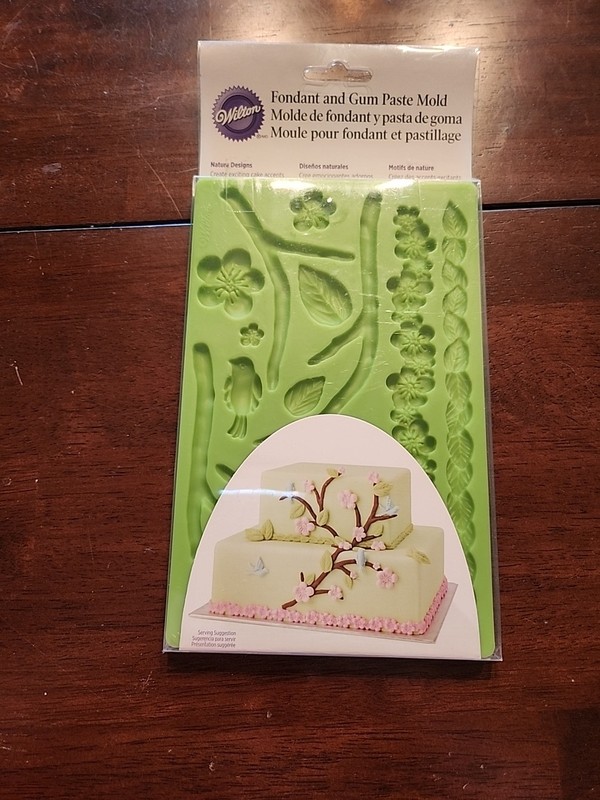 Wilton Silicone Nature Designs Fondant and Gum Paste Mold - Standard, Green