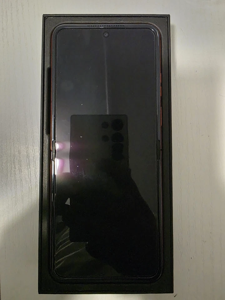 Motorola RAZR 2024 - Image 2 of 4